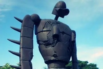 <p>หุ่นยักษ์จากเรื่อง Laputa-Castle in the Sky บนชั้นดาดฟ้า</p>