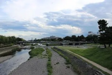 A fork in the Kamokawa river leads to the Takanogawa River on the left, while a secondary branch of the Kamogawa river continues to the right