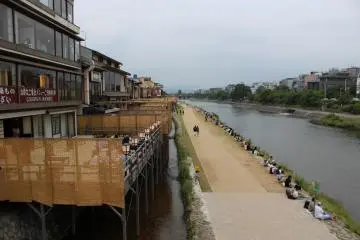 The embankment is crowded with chatting students, people practicing instruments, and couples. In summer, the shops offer terrace seating here as well.