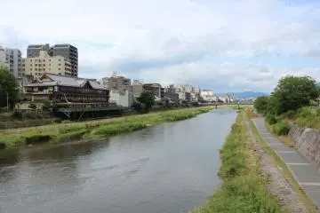 The Kamogawa river turns into the Takanogawa and secondary Kamogawa river at the spot called Demachiyanagi. Near that junction is Shimogawa Temple.