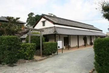 Old storehouse at the head of the samurai tenements (Photo: PPF)