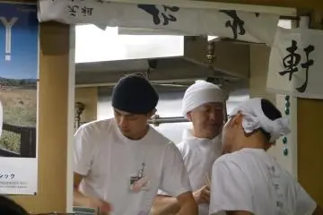 <p>พนักงานบริกรจะคอยส่งเสียงเรียกเชิญแขกเป็นระยะ</p>