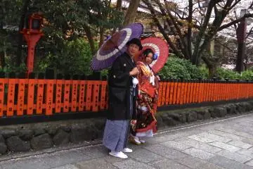 <p>Couple in kimono with traditional parasols</p>