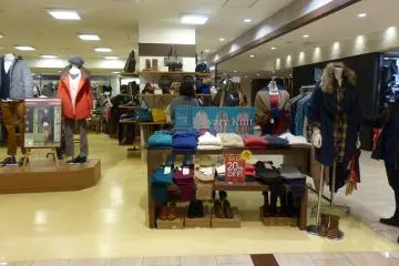 <p>ร้านเสื้อผ้า ติดกับยูนิโคล่</p>