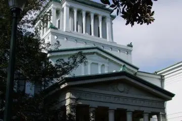 Okura-yama Memorial Hall has been owned and managed by Yokohama city since 1981. The city repaired the Hall and then within it opened meeting rooms, a library, a concert hall, and art gallery. (Photo: Larry Knipfing)
