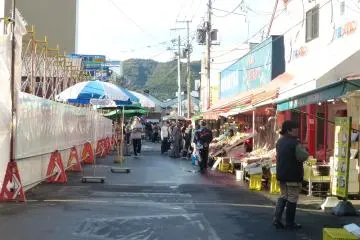 <p>ตลาดเช้า ข้างในจะมีร้านอยู่ตามซอกซอยอีกนับไม่ถ้วน</p>