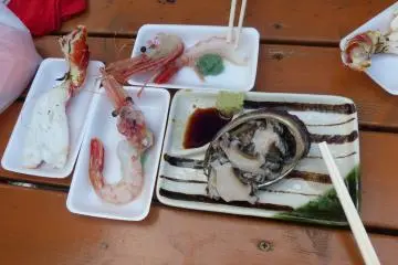 <p>อาหารทะเลสด กุ้งหวานที่หวานและกลมกล่อมมาก ปูสดที่นำมาย่างไฟเบาๆ และหอยอาวาบิที่ปกติราคาแพง แต่ในตลาดนี้ราคาจะถูกมาก</p>
