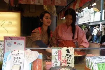 <p>สาวสวยขายขนมกลิ่นหอมน่ารับประทาน</p>