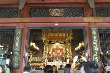<p>สักการะพระโพธิสัตว์คันนน</p>
