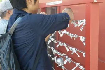 <p>ผูกใบเซียมซี</p>