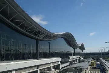 Airport by day (Photo: <a href="http://www.flickr.com/photos/hyougushi/1870194046/in/photostream/" target="_blank" rel="noreferrer noopener nofollow">Hideyuki KAMON</a>)