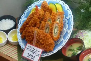 <p>ทงคัตสึเซ็ท แบบหลากหลายอย่าง</p>