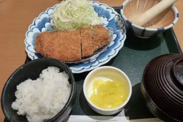 <p>เซ็ทนี้คือ ทงคัตสึสันนอก ที่มีความนุ่มของหมู และความกรอบของแป้ง</p>