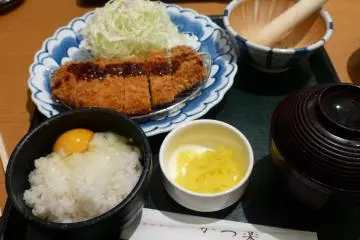 <p>เซ็ททงคัตสึ ที่มีไข่ดิบโรยข้าว และซอสหวานสุดอร่อย</p>