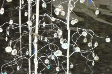 <p>160,000 drops of crystal glass hang on a 9-meter arched flame</p>
