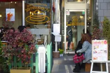 <p>คาเฟ่เล็กๆที่คุณจะเห็นคนต่อแถวในช่วงเวลาเที่ยง</p>
