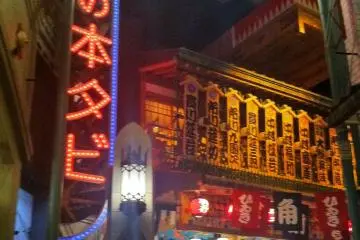 <p>Take in the faded glamor of the bustling night scenes of Shinsaibashi and Dotombori in the roaring 1920's of the Taisho period.</p>