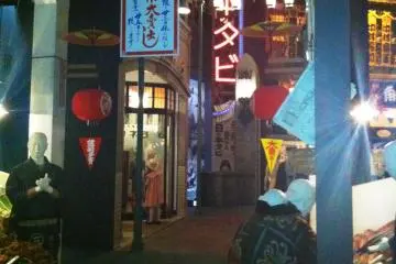 <p>Take in the faded glamor of the bustling night scenes of Shinsaibashi and Dotombori in the roaring 1920's of the Taisho period.</p>