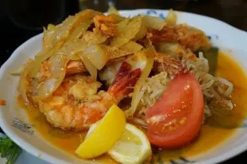 <p>King prawns served with onions in a wonderful garlic butter sauce</p>