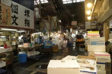 <p>ในตลาดเฉอะแฉะ แต่สะอาด</p>