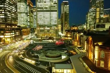 <p>ความสวยงามยามค่ำคืนของจัตุรัสสถานีรถไฟโตเกียว ซึ่งนี่เป็นวิวสวยๆ ที่มองเห็นได้ด้วยตาเปล่าจากจุดชมวิว&nbsp;KITTE Garden (Roof Garden) บนชั้น 6 ดาดฟ้าของตึก KITTE TOWER นั่นเอง</p>