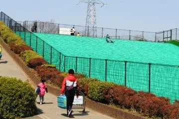 Artificial-turf sledding hill