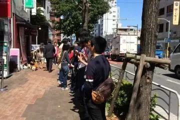 <p>11 โมงเช้า คนเริ่มยาวไปถึงถนน</p>