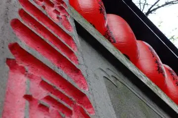 <p>มุมหนึ่งของกำแพงด้านนอกของวัด Toyokawa Inari ที่ Akasaka</p>