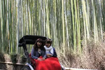 Ceux qui voudraient aller à Arashiyama en pousse-pousse, pourront aussi profiter des services d'un photographe