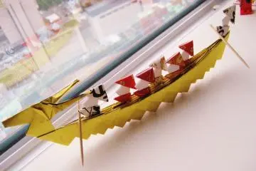 <p>เรือมังกรโอะริกะมิ สมบูรณ์พร้อมด้วยผู้โดยสารตัวเล็ก ๆ</p>
