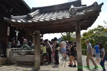 <p>ทางเข้าอาคารไม้อันเก่าแก่ของวัดที่ตั้งอยู่บนเนินสูงเหนือพื้นดิน</p>