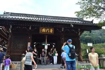 <p>ทางเข้าอาคารไม้อันเก่าแก่ของวัดที่ตั้งอยู่บนเนินสูงเหนือพื้นดิน</p>