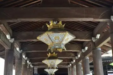 <p>ทางเข้าอาคารไม้อันเก่าแก่ของวัดที่ตั้งอยู่บนเนินสูงเหนือพื้นดิน</p>
