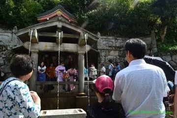 <p>น้ำที่ไหลจากน้ำตก Otowa.</p>