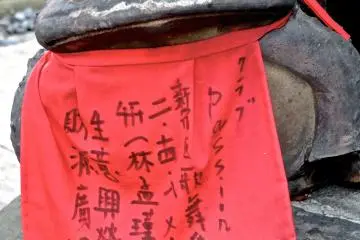 <p>นอกจากนี้สุนัขจิ้งจอกยังมีกบที่นี่ที่ Toyokawa Inari วัด Akasaka</p>
