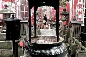 <p>ผู้หญิงที่ทำรอบของสถานีสวดมนต์จำนวนมากที่นี่</p>