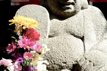 <p>รูปปั้นพุทธดื่มด่ำแสงแดด</p>