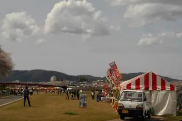 <p>มีที่ขายอาหารตั้งอยู่บนฝั่งแม่น้ำสำหรับโอกาสต่างๆ</p>