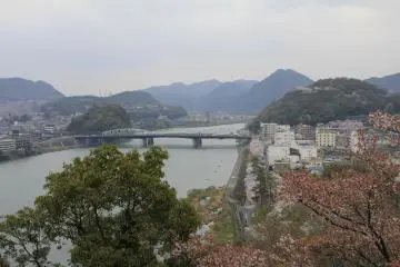 <p>ทิวทัศน์เมืองอินุยามะกับแม่น้ำ Kiso จากบนปราสาท</p>