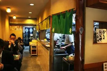 <p>บรรยากาศภายในร้านบริเวณชั้น 1 ซึ่งเป็นร้านเรียบง่ายอันแสนธรรมดาที่มีครัวเปิดเล็กๆ โชว์การทำอุด้งกันสดๆ เสิร์ฟความอร่อยกันแบบร้อนๆ ให้ชิมกันในตำรับดั้งเดิม ... ลองแล้วจะเข้าใจว่า ซุปที่ต้องซดน้ำให้หมด นั้นเป็นอย่างไร ;)</p>