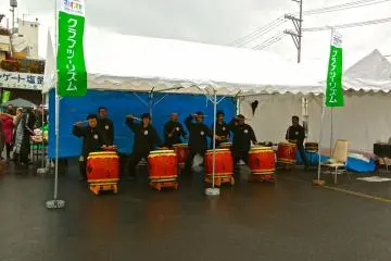 <p>ชาวเรือมาตีกลองสร้างความฮึกเหิมต้อนรับนักท่องเที่ยวหน้าทางเข้า Shiogama Marine Gate</p>