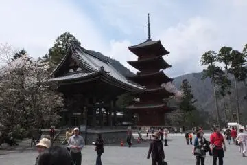 <p>절 경내</p>