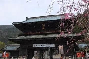<p>절 입구</p>