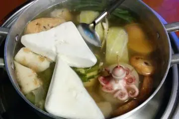 <p>หม้อใบใหญ่ที่ตุ๋นโอเด้งบนโต๊ะส่วนตัวของคุณ&nbsp;</p>