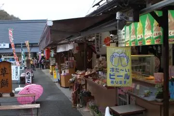 <p>ร้านรวงที่สถานีนี้ต้องมีซอฟท์ครีมรสซากุระให้ลิ้มลองอย่างแน่นอน</p>