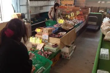 <p>ผลไม้และผักสดพร้อมขายที่ทาโดะ กรีน ฟาร์ม</p>