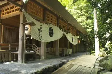 The main worship hall of Tsubaki Taisha Shrine (Photo: Mie Prefecture)