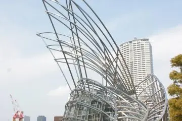 <p>ประติมากรรมอาคารภายนอกของ&nbsp;National Museum of Art, Osaka นี้เป็นอีกหนึ่งผลงานศิลปะถาวรอันโดดเด่นที่นำแรงบันดาลใจของต้นกกไหวพริ้วลมแต่ทว่ายืนรากอย่างแข็งแกร่งมาสู่การสอดประสานของเหล็กกล้าให้เป็นผลงานอันแข็งแกร่งแต่ว่าอ่อนโยนงดงาม</p>