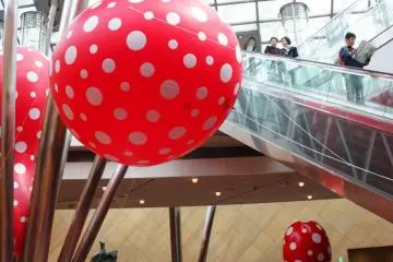 <p>ผลงานศิลปะแบบจัดวาง (Installation Art) เห็นปุ๊บหลายคนก็รู้ปั๊บว่าเป็นฝีมือของศิลปินหญิงอาวุโสชื่อก้องไปทั่วโลกอย่าง&nbsp;Yayoi Kusama ที่หยิบเอาลายจุดมาสร้างสรรค์ผลงานศิลปะต่างๆ ได้อย่างโดดเด่นมีเอกลักษณ์ ซึ่งท่านก็เคยจัดแสดงผลงานที่นี่ได้อย่างน่าสนใจเช่นกัน</p>