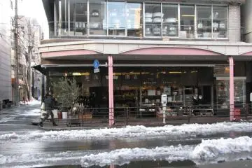 <p>Kamaasa Shoten Co.,Ltd. store for other kitchen equipment is located across a driveway from the cutlery store.</p>